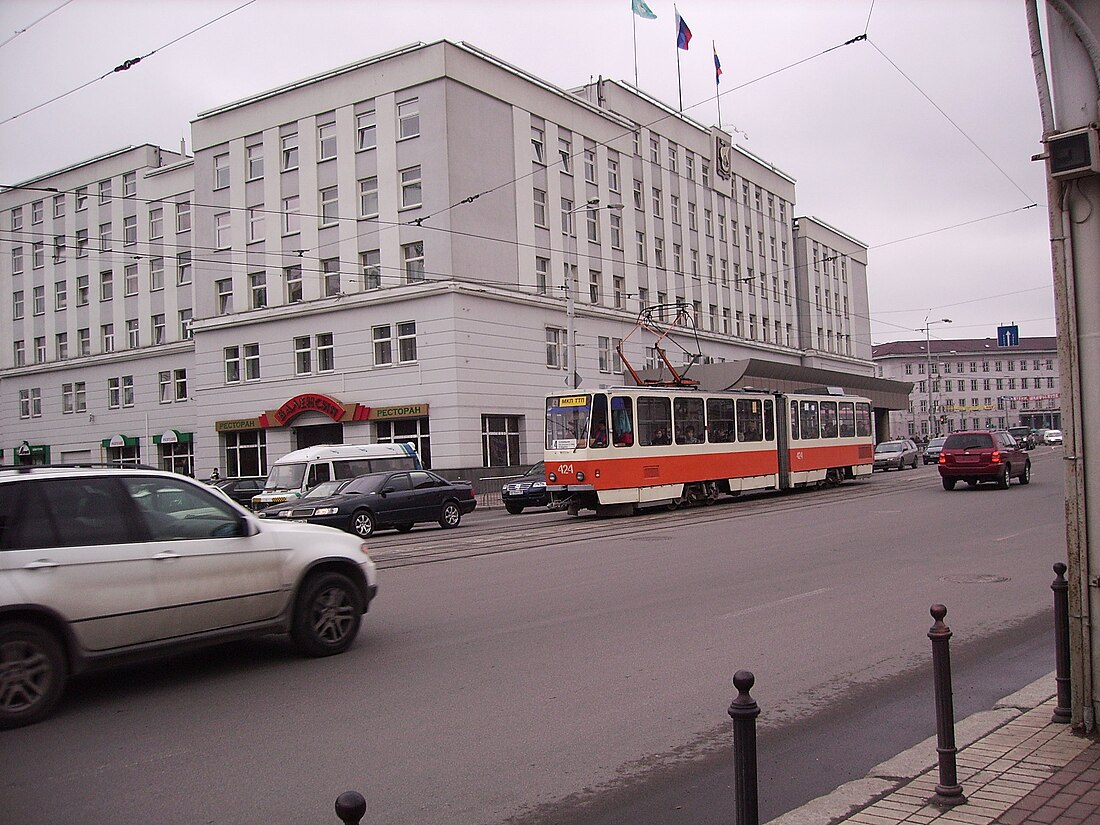 File:Kaliningrad town hall and tram424.jpg