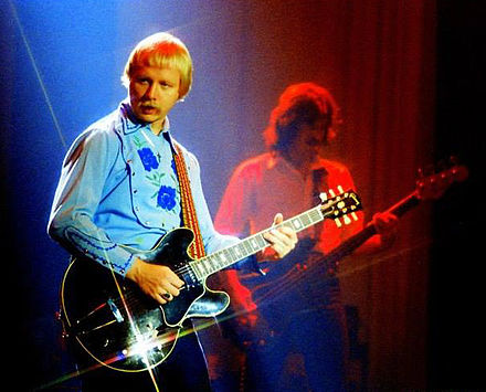 Livgren performing in Memphis, Tennessee, during the 1980 Kansas Monolith tour