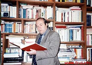 عبدالكريم فندي امام مكتبته في مدينة دهوك (1991)