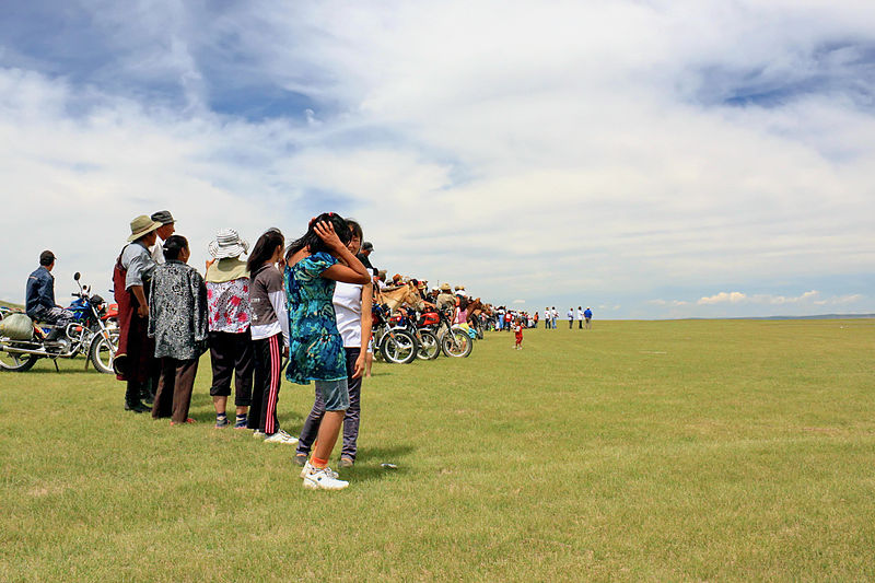 File:Kibice na lokalnym festiwalu Naadam (03).jpg