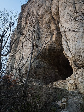Eingang der Kleinen Scheuer in der Felswand des Rosensteines