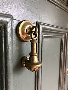 The brass knocker on the Lodge of Coombe House.