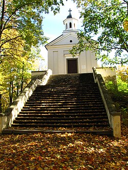 Průčelí kostela postaveného na místě hradu