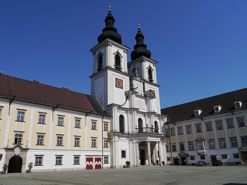 File:Kremsmünster Stift Kremsmünster Zweiter Innenhof 1.JPG