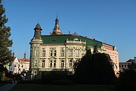 Hlavní náměstí, zadní část budov spořitelny a radnice