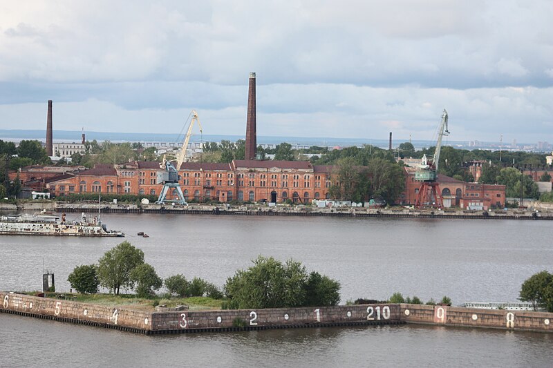 File:Kronstadt from east to west with a Cruiseship 0064.JPG