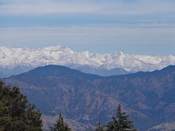 Vistas de las montañas cubiertas de nieve de Kufri