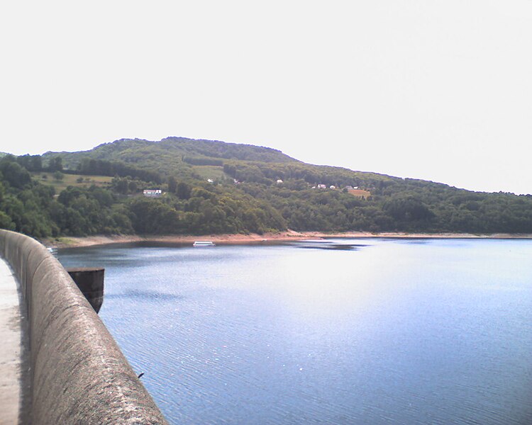 File:Lac du barrage de bort.jpg