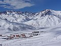 Bodegas, cerros nevados, festivales de folclore y termas relajantes son algunos de los atractivos turísticos de la provincia de Mendoza. En la foto se observan zonas de ski y otros deportes invernales en Las Leñas.