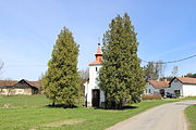 Čeština: Kaplička schovaná mezi vzrostlými stromy. This file was created as a part of the photographic program of Wikimedia Czech Republic. Project: Fotíme Česko The program supports Wikimedia Commons photographers in the Czech Republic.