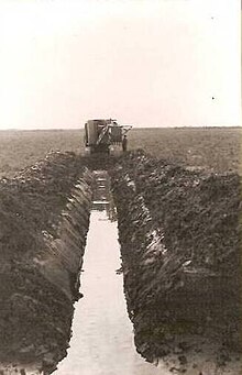 Datei:Le_Domaine_de_Pin_Fourcat_-_Fumure_du_Riz_-_N°_91_Preparation_de_la_riziere,_creusage_de_canaux_d'irrigation_-_ca_1952.jpg