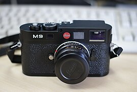 Appareil photographique numérique à visée télémétrique (Leica M9).