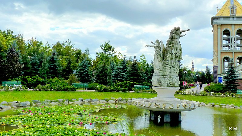 File:Licheń- Sanktuarium Matki Bożej Licheńskiej. Bazylika fontanna przed budynkiem - panoramio.jpg