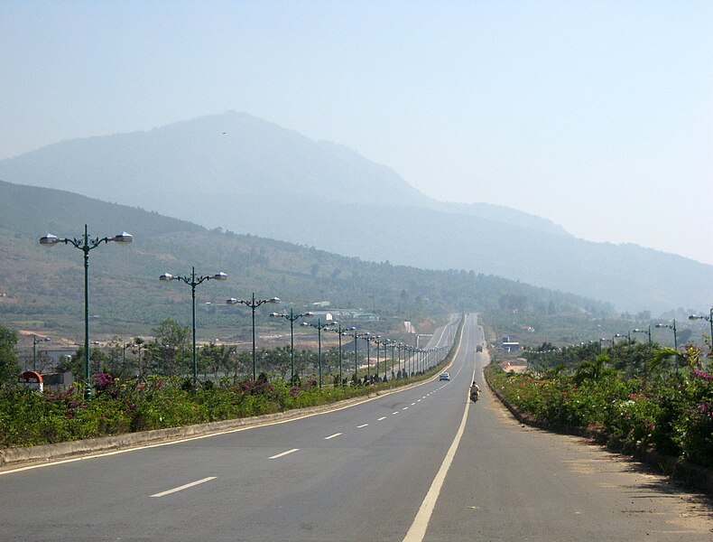 File:Lien Khuong - Da Lat highway 01.jpg