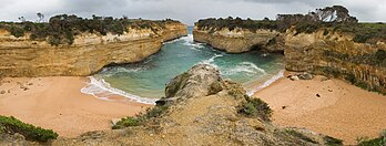 La formation rocheuse de Loch Ard Gorge et sa plage vue du haut d’une falaise, dans l’État de Victoria (Australie). (définition réelle 3 168 × 1 200*)