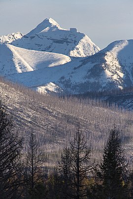 Longfellow Peak و Paul Bunyan Cabin.jpg