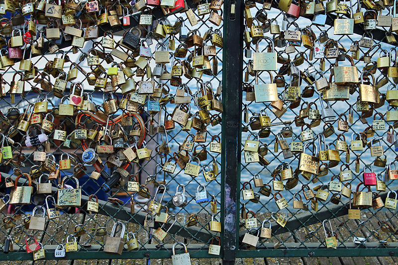 File:Love padlocks, Pont des Arts, Paris November 2012 001.jpg