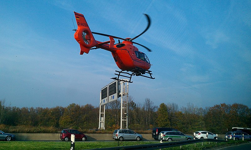 File:Luftrettung auf der A40 - panoramio.jpg