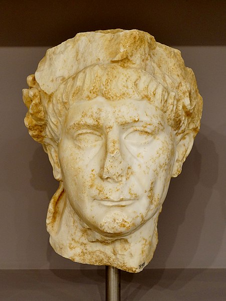 File:Lyttos Trajan 01.jpg