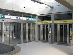 Salle des billets - Vue vers les ascenseurs et la sortie.
