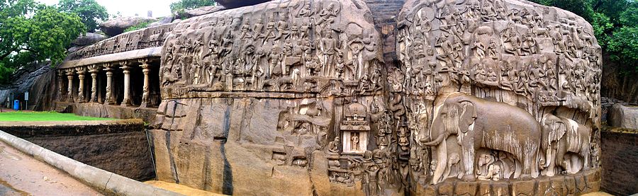 Grands reliefs rocheux avec éléphants