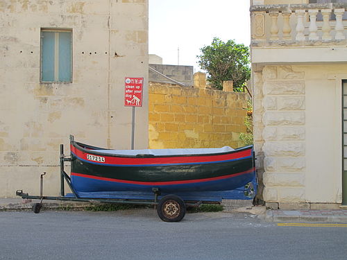 Luzu in einem Dorf auf Gozo