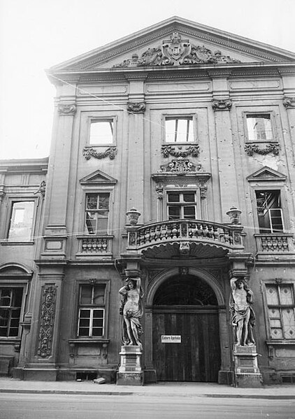 File:Mannheimer altes Rathaus, Erweiterungsbau von Friedrich Theodor Fischer (1803-1867) mit Figuren des Breiten-Straße-Portals v. Carl Friedrich Moest (1838-1923).jpg