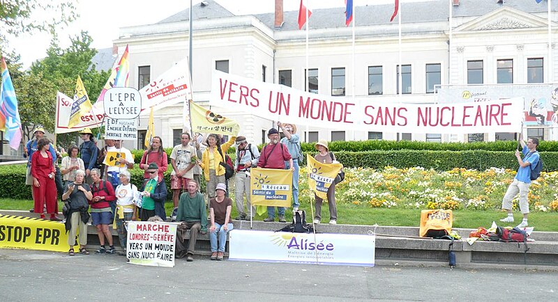 File:Marche antinucléaire Angers.jpg