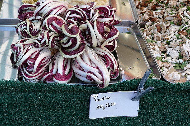 File:Market at Hildegardplatz in Kempten 05.jpg