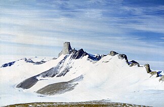 Eastern part of the Mayr chain seen from the southwest, the striking Jutulhogget in the center of the picture