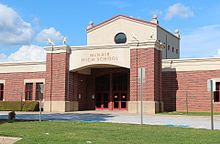 Escuela secundaria McNair, Gresham Park, GA, junio de 2017.jpg