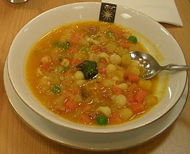 Minestrone kuuluisassa Milano-ravintolassa "Peck"