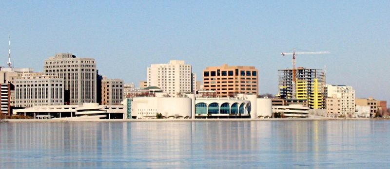 ファイル:Monona Terrace (lake view).jpg