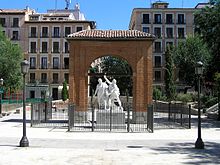 Dos de Mayo 220px-Monumento_a_Daoiz_y_Velarde_en_la_Plaza_del_2_de_Mayo_de_Madrid