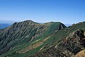 谷川岳のオキの耳、トマの耳付近から見た茂倉岳（左）と一ノ倉岳（中央右）。