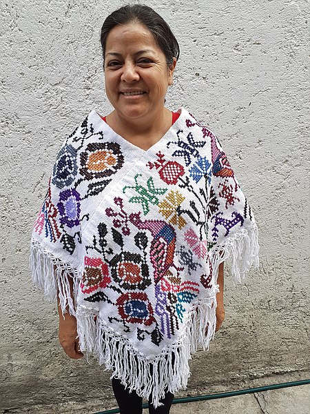File:Mujer contemporánea con quexquémitl del Estado de Puebla, México.jpg