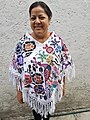 Mujer contemporánea con quexquémitl del Estado de Puebla, México.jpg