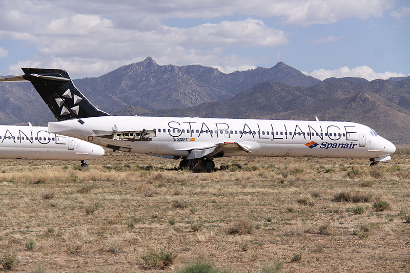 File:N532PT McDonnell Douglas MD-87 Spanair In Star Alliance Colours "KHA" On Nose Wheel (8972646540).jpg