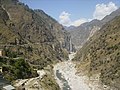राष्ट्रीय राजमार्ग 22 - सतलुज नदी के बाईं ओर के पर्वतों को चीरती हुई एक महीन रेखा के रूप में देखा जा सकता है। किन्नौर, हिमाचल प्रदेश में लिया गया एक चित्र।