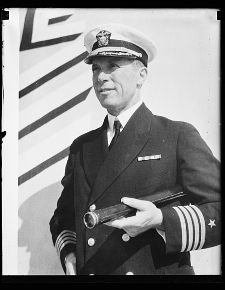 File:Naval officer LCCN2016890342.jpg