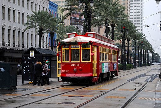 Een tram in Canal Street. New Orleans is een van de weinige steden in de Verenigde Staten waar nog steeds trams in gebruik zijn.