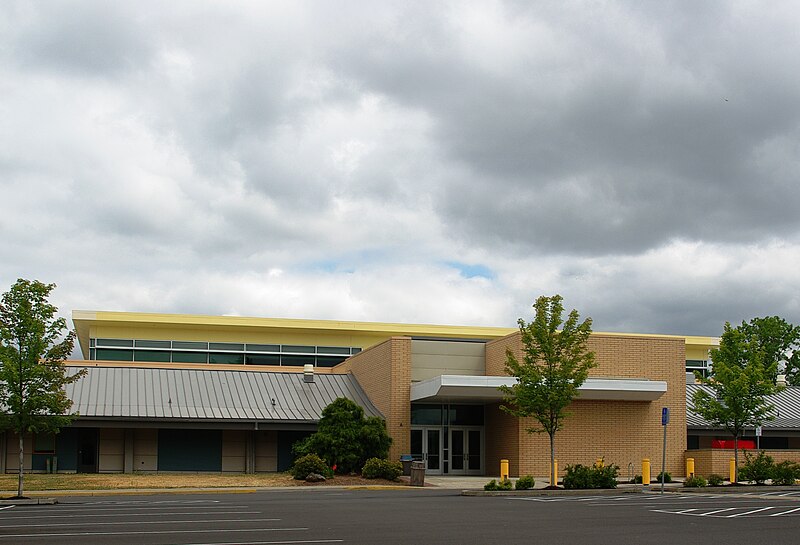 File:Newberg Oregon High School.JPG