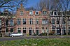 Blokje met twee gespiegelde, maar qua gevelarchitectuur niet identieke woningen onder één dak, in 1894 gebouwd in Neo-Renaissancistische vormen.