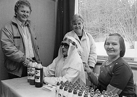 Yrittäjä Tauno Kuosmanen eli Nilsiän öljysheikki (keskellä) vuonna 1987.