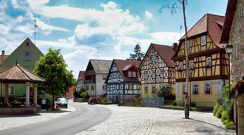 File:Old village centre Neubrunn-Kirchlauter 2.JPG