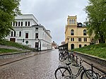 Olof Palmes gata, med Kalmar teater åt vänster och Frimurarehuset åt höger. I fonden Larmtorget.