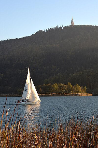 File:Pörtschach Halbinselpromenade Landspitz Segelboot 30102014 0379.jpg