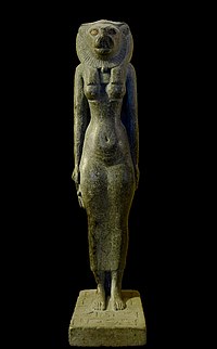 P1070019 Louvre statue deesse Bastet E3915 rwk.JPG