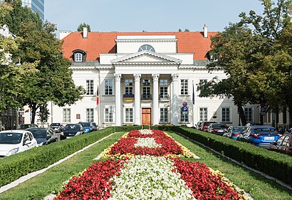 Jak dojechać komunikacją do Pałac Mniszchów - O miejscu docelowym