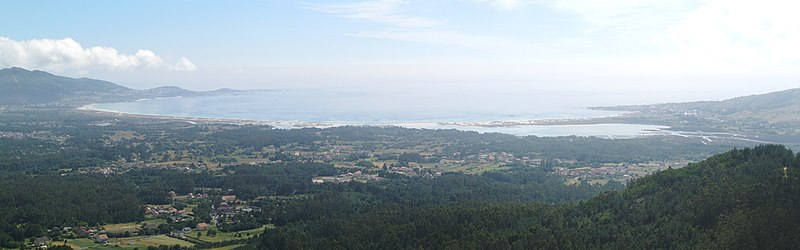 File:Panoramica desde o mirador de Louredo - Praia de Carnota - 2.jpg